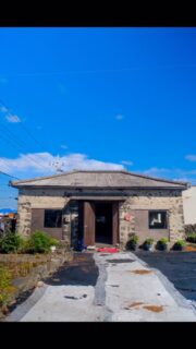 🎨 아이유도 직접 다녀온 그 곳!

제주 선흘리 할망들의 특별한 그림 작업장 ✨
@socialmuseum.kr 

삶이 예술이 되는 마법같은 공간
할머니들의 진솔한 이야기가 캔버스에 피어납니다 🌸

📍 선흘 그림 작업장 & 할망들 갤러리
🗓️ 9월 20일부터 새로운 전시 오픈!

그림과 함께 걷는 할망과의 따뜻한 만남
행복이 가득한 이 공간으로 여러분을 초대합니다 💕

#제주여행 #선흘리 #할망들갤러리 #제주예술 #아이유 #제주핫플 #그림작업장
————————————
🎨 The special art studio that even IU visited!
Jeju Seonheul Grandmothers’ Amazing Art Workshop ✨
A magical space where life becomes art
The sincere stories of grandmothers bloom on canvas 🌸

📍 Seonheul Art Studio & Grandmothers’ Gallery🗓️ New exhibition opens from September 20th!
Warm encounters with grandmothers walking with art
We invite you to this space filled with happiness 💕

#JejuTravel #SeonheulRi #GrandmothersGallery #JejuArt #IU #JejuHotspot #ArtStudio