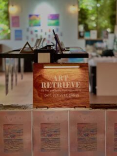 🎨 아트 리트리브 갤러리 다섯 번째 전시

✨ 빛담수다 - 차곡 차곡, 제주에서 담은 나의 하루 ✨
📅 2025.06.23 - 08.02
👩‍🎨 또림 @ddo_rim.10

제주의 아름다운 순간들을 오일파스텔로 담아낸 
또림 작가의 개인전이 시작되었습니다! 💫

어른이 된 어린이들을 위한 따뜻한 메시지를 블링블링✨, 
벨롱벨롱🌈하게 표현한 작품들로 가득한 전시입니다.
제주의 하루하루를 차곡차곡 모은 빛나는 기억들을 만나보세요 🌅

오일파스텔과 과슈가 만들어내는 환상적인 색감의 세계로 
여러분을 초대합니다! 🎭

#아트리트리브갤러리 #또림작가 #빛담수다 #제주 #오일파스텔 #전시 #갤러리 #아트 #예술 #색감 #힐링
————————————
🎨 Art Retrieve Gallery’s Fifth Exhibition

✨ Bitdamsuda - Collecting My Days in Jeju, Layer by Layer ✨
📅 2025.06.23 - 08.02
👩‍🎨 Artist Ddorim @ddo_rim.10

The solo exhibition by artist Ddorim, capturing the beautiful moments of Jeju through oil pastels, has begun! 💫

An exhibition filled with works that express warm messages for grown-up children in a sparkling ✨ and vibrant 🌈 way.

Come discover the shining memories collected day by day in Jeju 🌅
We invite you to the fantastical world of colors created by oil pastels and gouache! 🎭
Artist Ddorim creates bling-bling and colorful expressions to deliver heartfelt messages to adults who were once children.

#ArtRetrieveGallery #ArtistDdorim #Bitdamsuda #Jeju #OilPastel #Exhibition #Gallery #Art #Healing #Colors #Contemporary